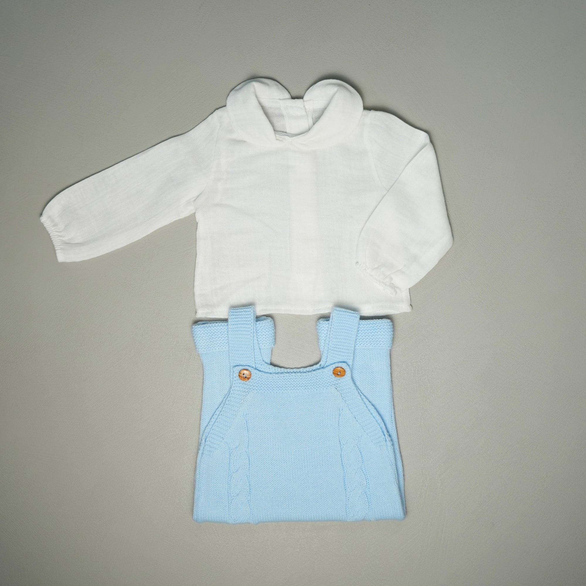 SALOPETTE IN MAGLIA AZZURRA CON CAMICIA