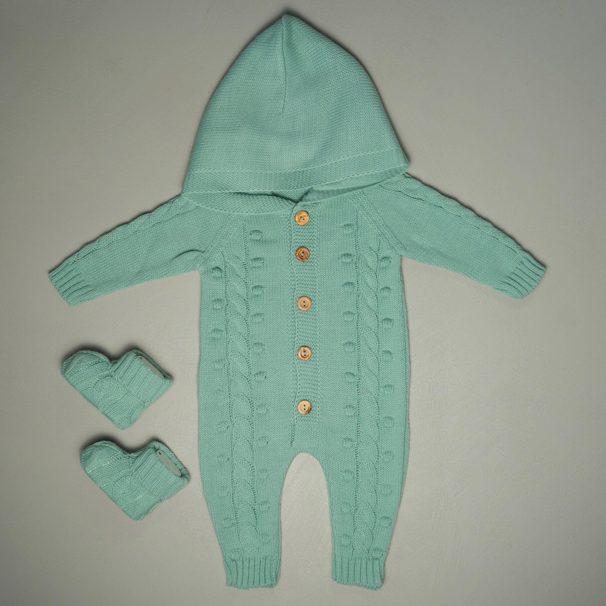 COCCOLA IN MAGLIA VERDE ACQUA CON CAPPUCCIO E BABBUCCE