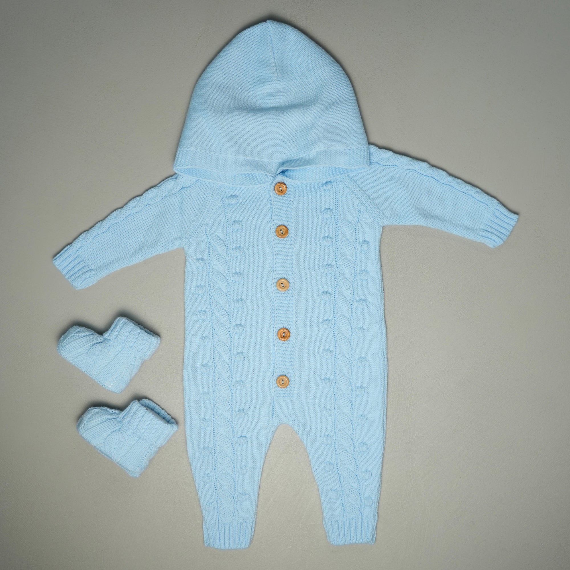 COCCOLA IN MAGLIA CON CAPPUCCIO E BABBUCCE AZZURRA