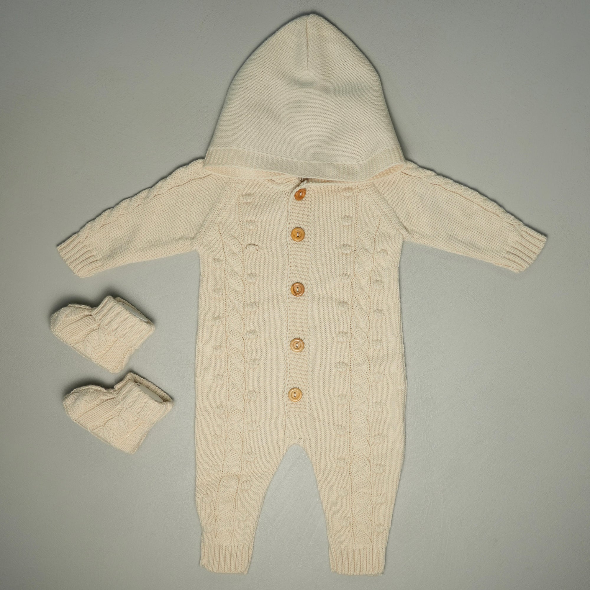 COCCOLA IN MAGLIA CON CAPPUCCIO E BABBUCCE BEIGE