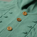 COCCOLA IN MAGLIA VERDE ACQUA CON CAPPUCCIO E BABBUCCE