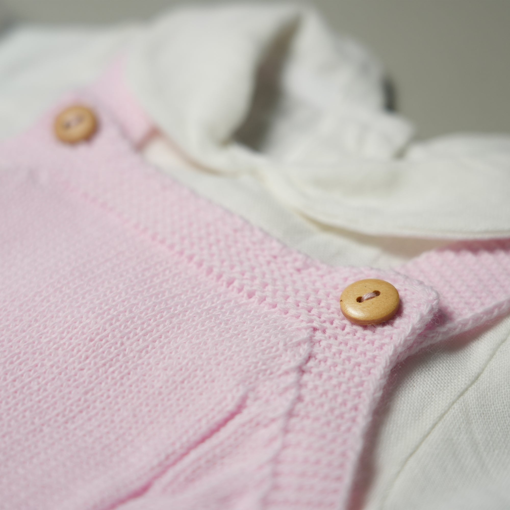 SALOPETTE IN MAGLIA ROSA CON CAMICIA