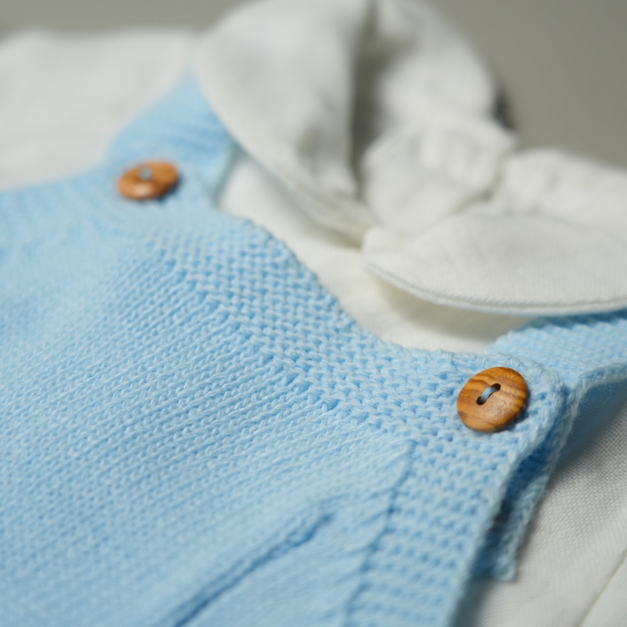 SALOPETTE IN MAGLIA AZZURRA CON CAMICIA